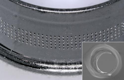 Nahaufnahme von Mikrobohrungen in tiefgezogenen Hülsen