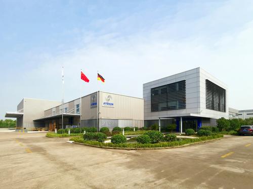 STÜKEN Shanghai mit dem neuen zweistöckigen Gebäude auf der linken Seite