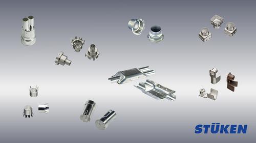 Eine Auswahl an metallischen Abschirmungen und Bauteilen für Steckverbinder